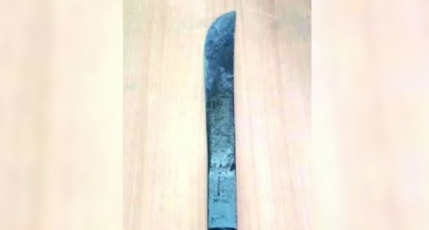 Se desconoció con su compañero de trabajo y lo corrió por la ruta con un machete de medio metro