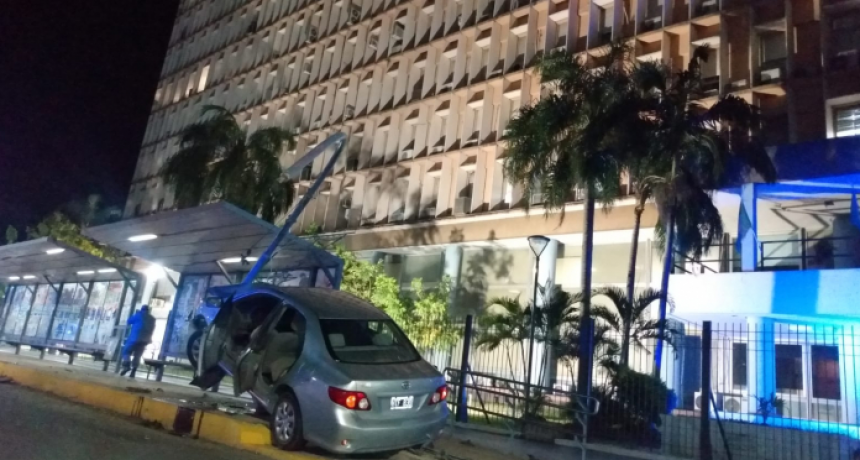 Grupo de jóvenes iba alcoholizado y se incrustó con el auto en una parada de colectivos