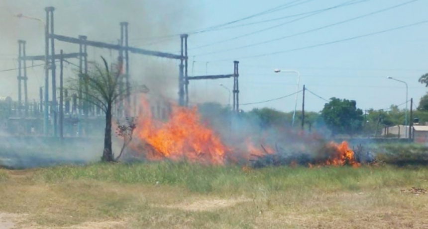 Los incendios intencionales de pastizales habrían dejado sin luz al Gran Resistencia y gran parte del NEA