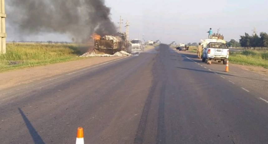 Se incendió el acoplado de un camión lleno de carbón sobre la ruta 16