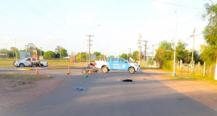 Joven motociclista murió por chocar contra una camioneta: su conductor abandonó la escena y se entregó horas después