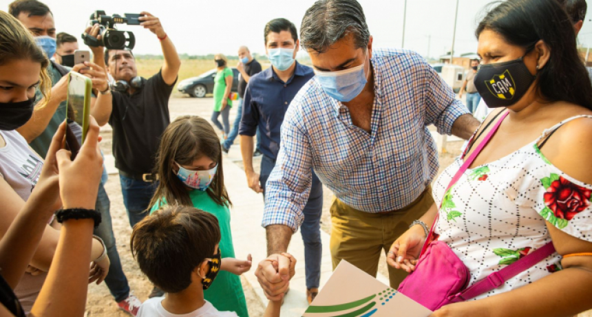 Jorge Capitanich entregó 50 viviendas en la Chacra 24 del barrio Toba: 