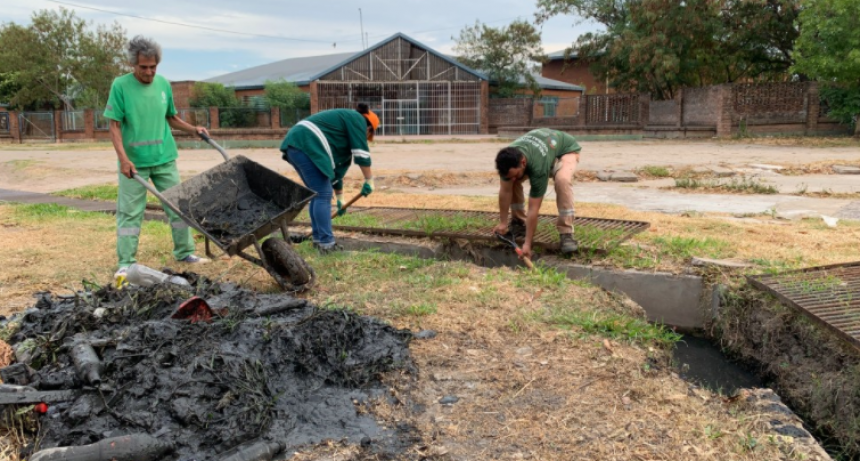 Llevaron a cabo tareas de limpieza en desagües para evitar anegamientos en el barrio Güiraldes