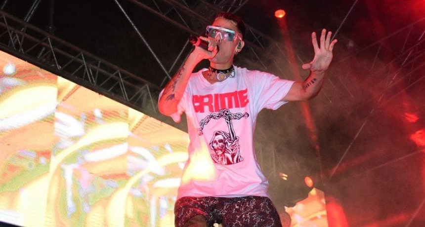 Una multitud asistió al recital del trapero Ca7riel en el Parque de la Democracia