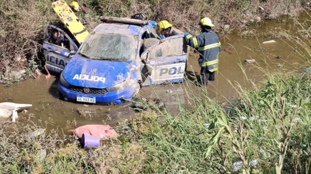 Un patrullero cayó a un canal de desagüe durante una persecución en Córdoba: dos policías resultaron heridos