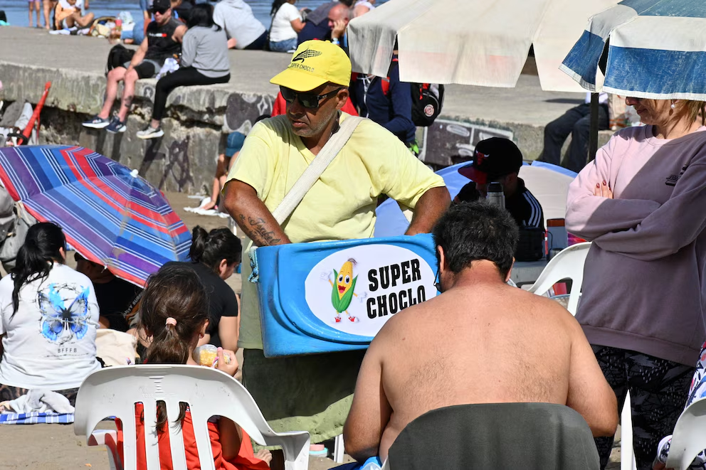 Cuánto cuesta comer en las playas de Mar del Plata en 2026: precios de choclo, churros y otros menús