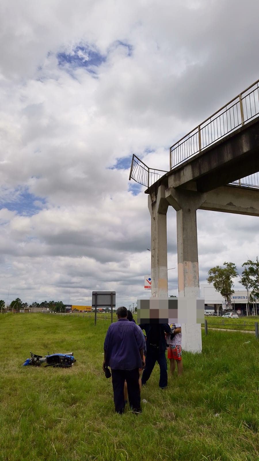 Un motociclista cayó al vacío desde un puente peatonal
