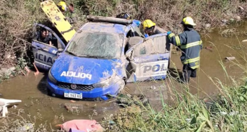 Un patrullero cayó a un canal de desagüe durante una persecución en Córdoba: dos policías resultaron heridos