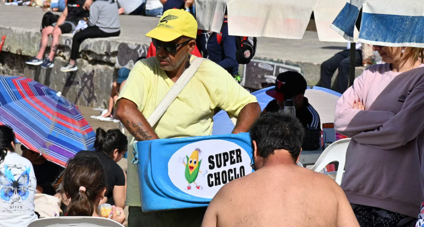 Cuánto cuesta comer en las playas de Mar del Plata en 2026: precios de choclo, churros y otros menús