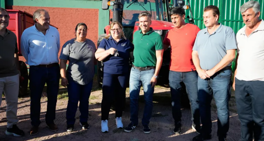 Leandro Zdero entreg&oacute; maquinarias a productores tabacaleros en Colonia Ben&iacute;tez