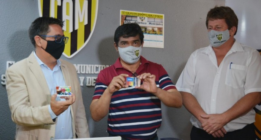 Mart&iacute;nez particip&oacute; de la entrega de nuevos carnets a socios del club Municipales
