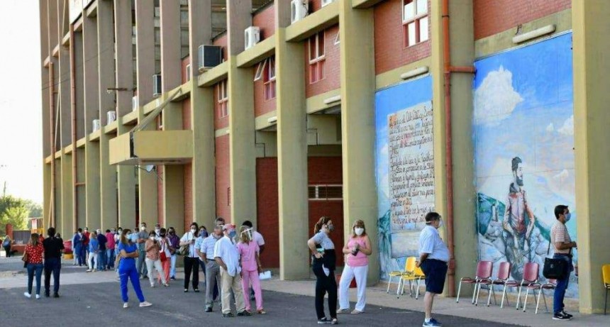 Gran inter&eacute;s del personal de Salud p&uacute;blico y privado para acceder a la vacuna contra la COVID-19
