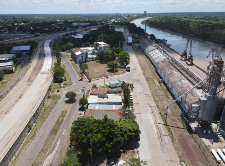 Avanza la obra de pavimentación del acceso y playón de carga en el Puerto de Barranqueras