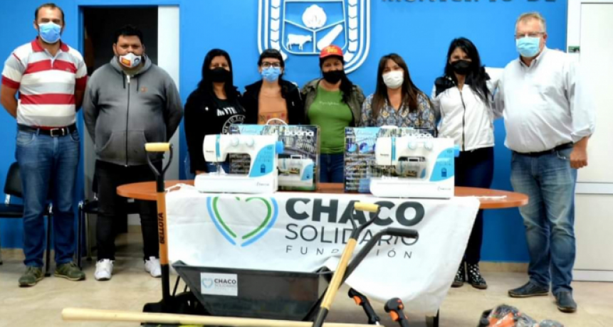 En Castelli, funcionarios entregaron herramientas de trabajo a emprendedores locales