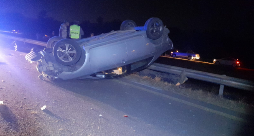 Volcó un auto con una familia en un choque contra un camión en la ruta 16