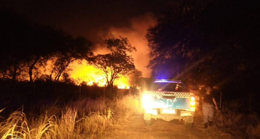 Un voraz incendio de pastizales puso en peligro varias casas en Colonia Benítez
