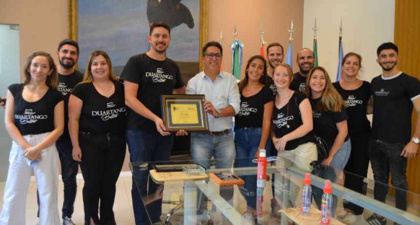 Con una placa recordatoria, Gustavo Martínez reconoció la labor de la academia Duartango en Cosquín