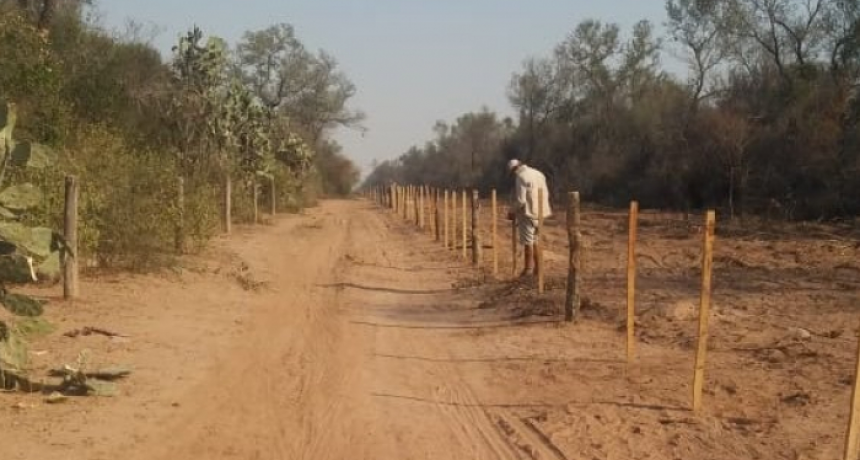 Armados y encapuchados prendieron fuego una vivienda rural en un campo que quieren ocupar