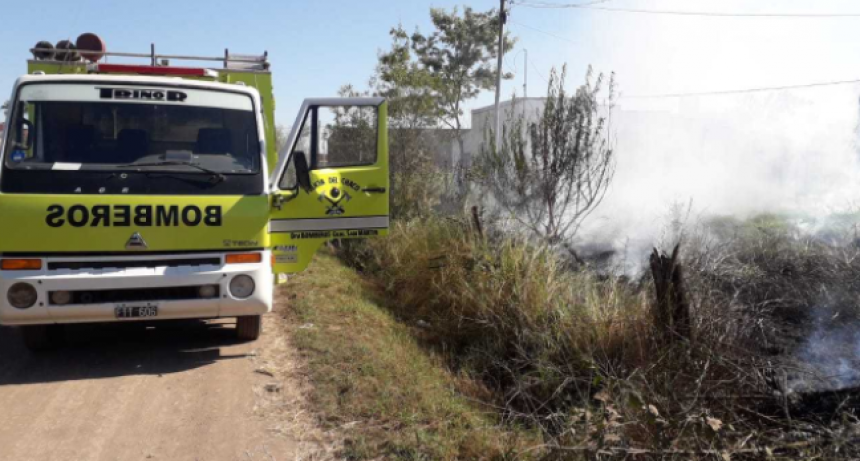 Bomberos sofocan incendios forestales en parajes rurales de Villa Angela y General San Martín