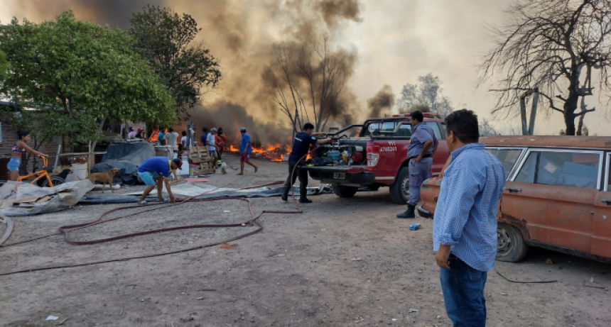 Un incendio de pastizales en el barrio Caraguatá afectó a varias familias