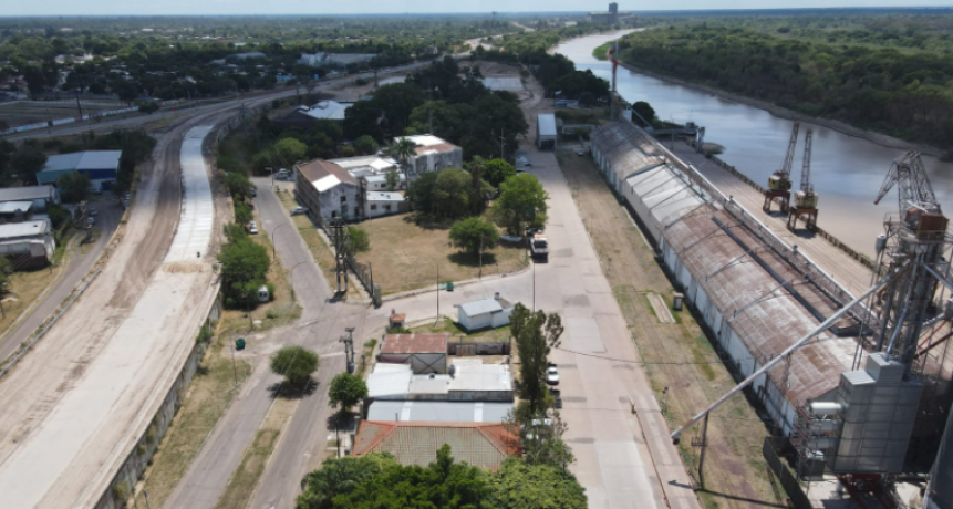 Avanza la obra de pavimentación del acceso y playón de carga en el Puerto de Barranqueras