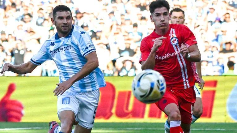 Racing le ganó 2-1 a Argentinos Juniors y consiguió su primer triunfo en el Torneo Apertura