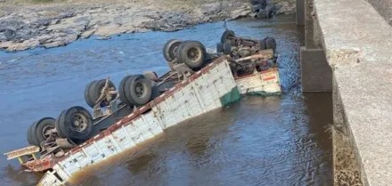 Corrientes: murió un camionero tras volcar con su vehículo y caer al río
