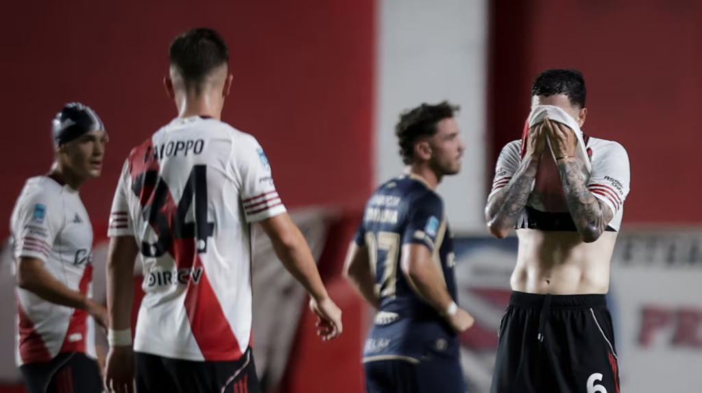 El River de Gallardo no levanta cabeza: perdió 1-0 ante Argentinos en La Paternal