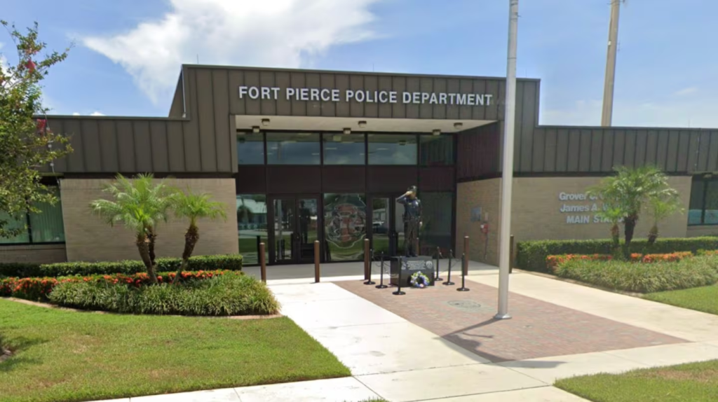 Estados Unidos: una mujer tomaba sol en la pileta, fue atropellada por un auto fuera de control y murió