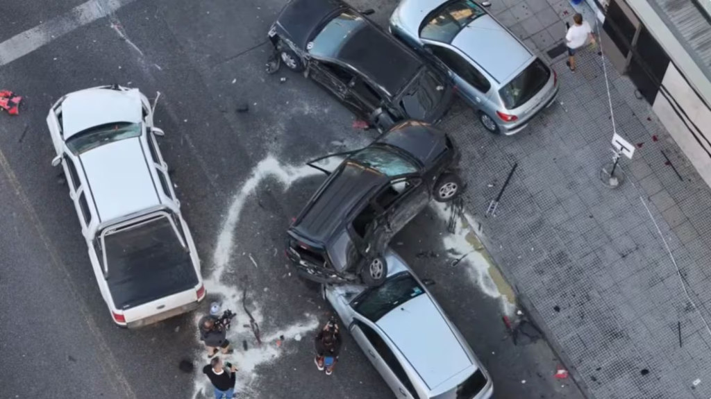 Impactante choque múltiple de siete autos en Quilmes: una camioneta quedó encima de dos vehículos
