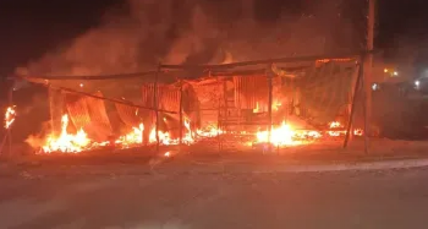 Una verdulería quedó en cenizas en la madrugada del domingo y la Policía busca el origen del fuego