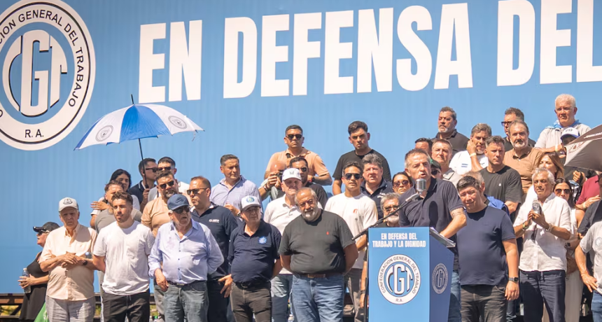 La CGT marcha en contra de la reforma laboral y el Gobierno asegura que aplicará el protocolo antipiquetes