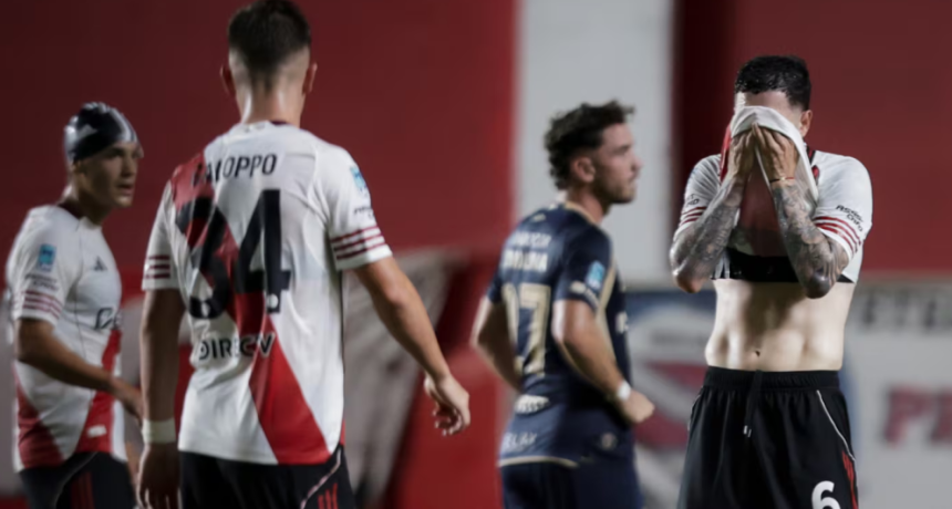 El River de Gallardo no levanta cabeza: perdió 1-0 ante Argentinos en La Paternal