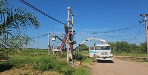 Refuerzan la red eléctrica en Castelli con el recambio de un transformador