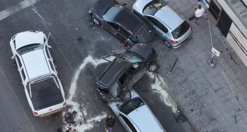 Impactante choque múltiple de siete autos en Quilmes: una camioneta quedó encima de dos vehículos