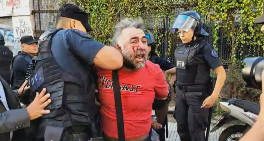 Tensi&oacute;n en el Congreso: la polic&iacute;a les tir&oacute; gas pimienta a los periodistas y detuvo a un camar&oacute;grafo