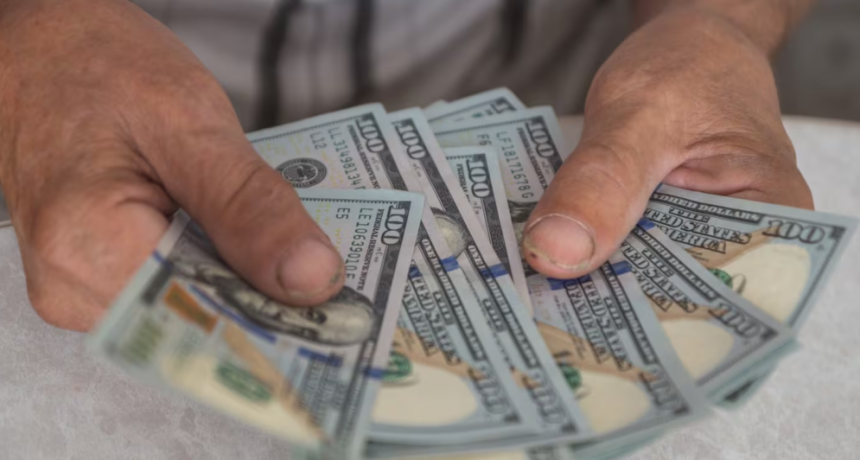 D&oacute;lar oficial y d&oacute;lar tarjeta: banco por banco, a cu&aacute;nto cotizan este viernes 27 de febrero