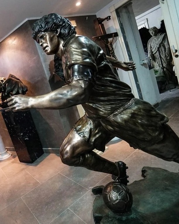 La estatua de Diego en Nápoles, la ciudad que lo adoptó como su Dios