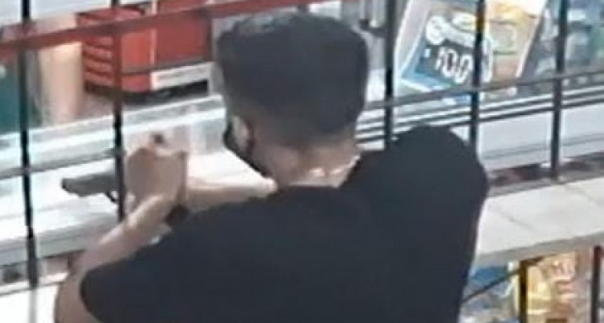 Polic&iacute;a fue escrachado por c&aacute;maras de seguridad cuando robaba en Fontana