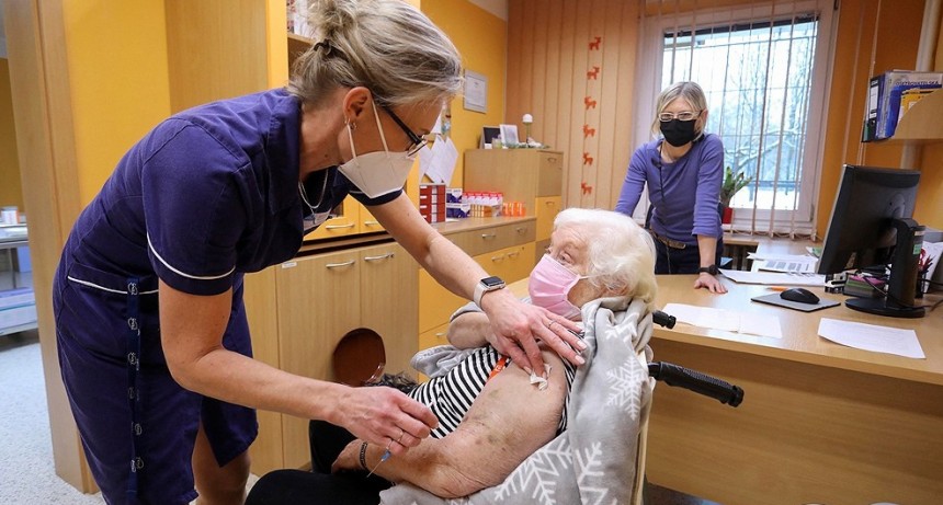El coronavirus no cede en Europa pese a la vacunaci&oacute;n, con m&aacute;s r&eacute;cords y restricciones