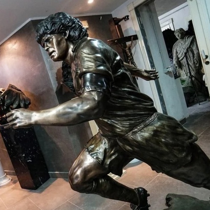 La estatua de Diego en N&aacute;poles, la ciudad que lo adopt&oacute; como su Dios