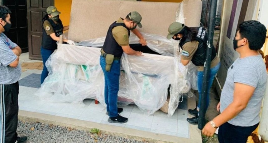 Detuvieron a una banda que llevaba marihuana en sillones 