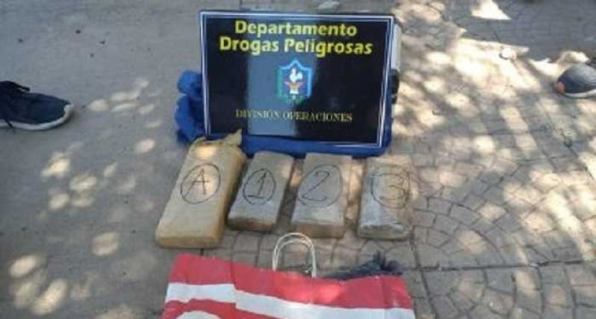 Atraparon a moto dealer con casi cuatro kilos de marihuana 