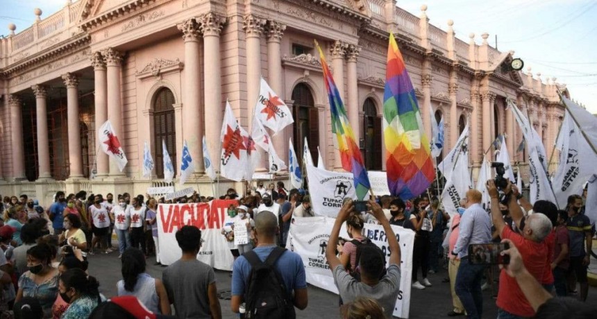 Masiva protesta contra el Gobierno correntino por "tr&aacute;fico irregular" de vacunas