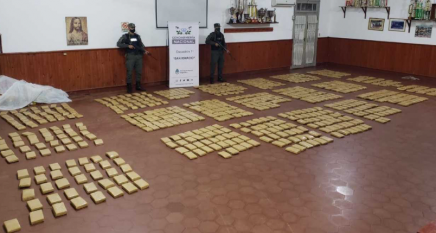 Abandonan camioneta con cargamento de 570 kilos de marihuana