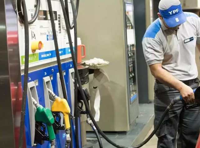 YPF aumentó 9,5% los combustibles básicos y 11,5% los premium