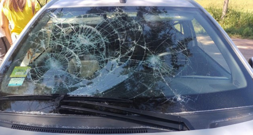 Enterraban un familiar y delincuentes le rompieron varios vehículos estacionados fuera del cementerio