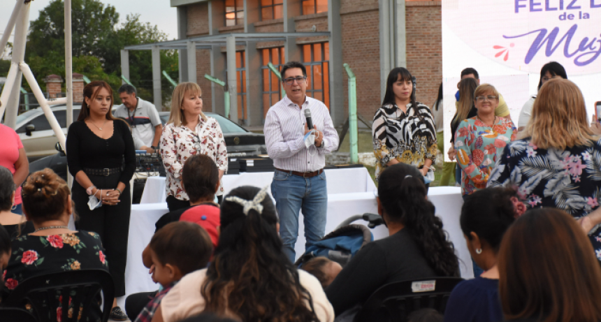 Mes de la mujer: Gustavo Martínez entregó reconocimientos a vecinas de la zona oeste