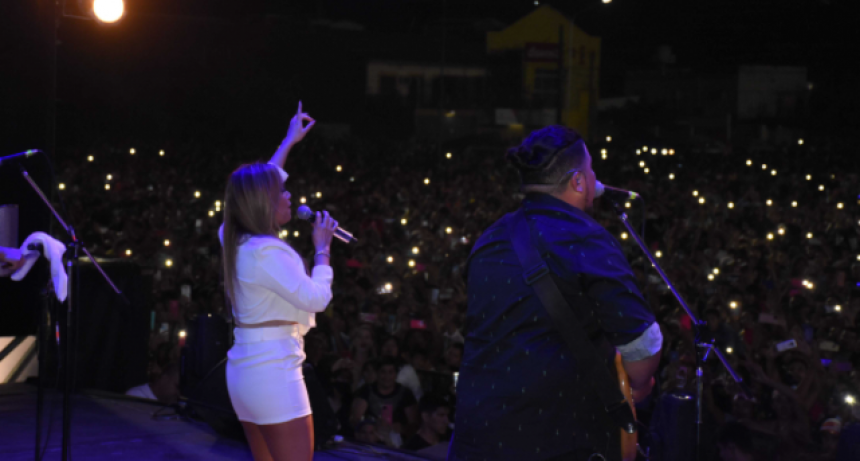 Una multitud en el Festival de la Ciudad con el cierre de Karina, “La Princesita”