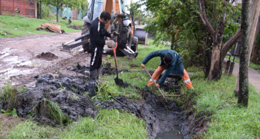 El Municipio de Resistencia destapó los desagües afectados por residuos en el barrio Hipólito Yrigoyen